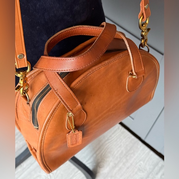 Vintage Chadwick Bowler Bag 012-3445 in British tan. Crossbody/dual short handle - Picture 10 of 16
